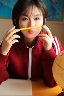 我和年轻的女教师观看